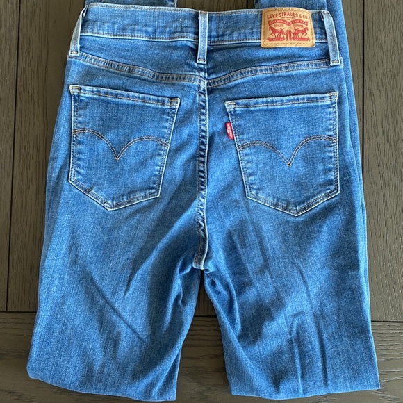 Womens Levi’s - Picture 3 of 3